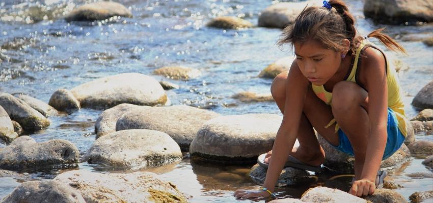 An indigenous girl plays in the San Pedro Mezquital River. | Credit: Camilo Thompson / AIDA