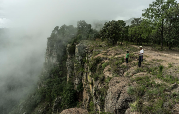 Habitantes Wixáritari en los límites con Nayarit. Foto de César Rodríguez, El País.