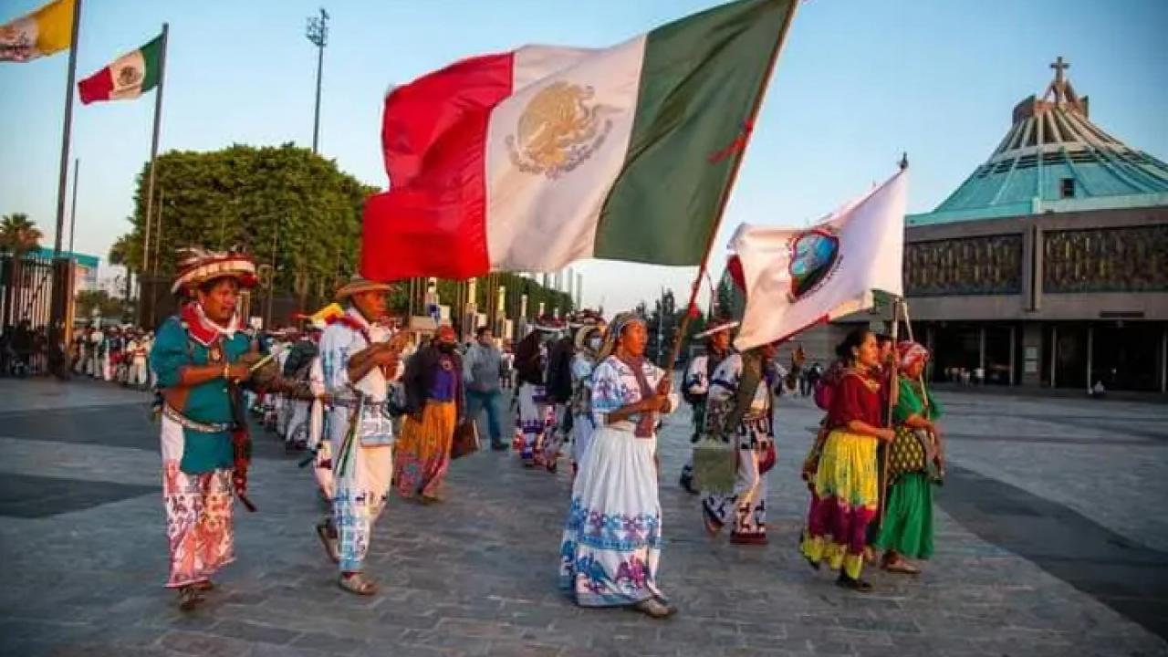 La Caravana llegando a la Basílica de Guadalupe en la Ciudad de México enarbolando la bandera de México y el estandarte de su territorio, San Sebastián Teponahuaxtlán. Foto Werika Yuawi Hernández