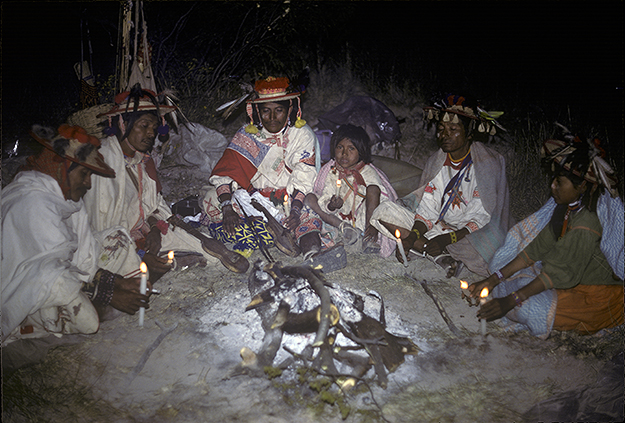 Vigilia de noche en Wirikuta ~ Fotografía ©Juan Negrín, 7 de abril de 1977