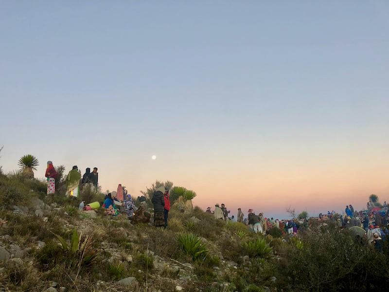 Cerro Quemado, 18 de marzo de 2022 ~ Ceremonia bajo la luna llena. Fototografía ©Tracy Barnett 2022 Derechos Reservados.