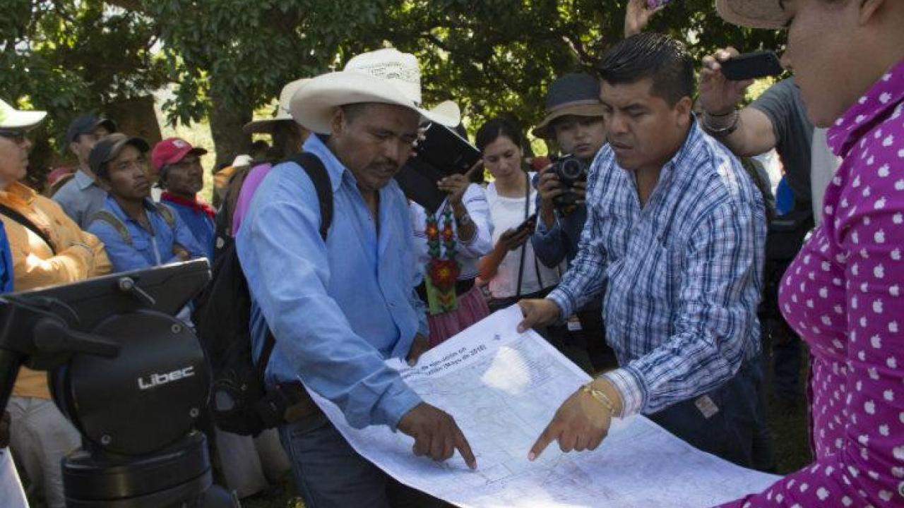 Miguel Vázquez Torres, left, goes over a map of the territory to be restituted on Sept. 22, 2016, with Wixárika attorney Santos de la Cruz Carrillo. Photo: Abraham Pérez.