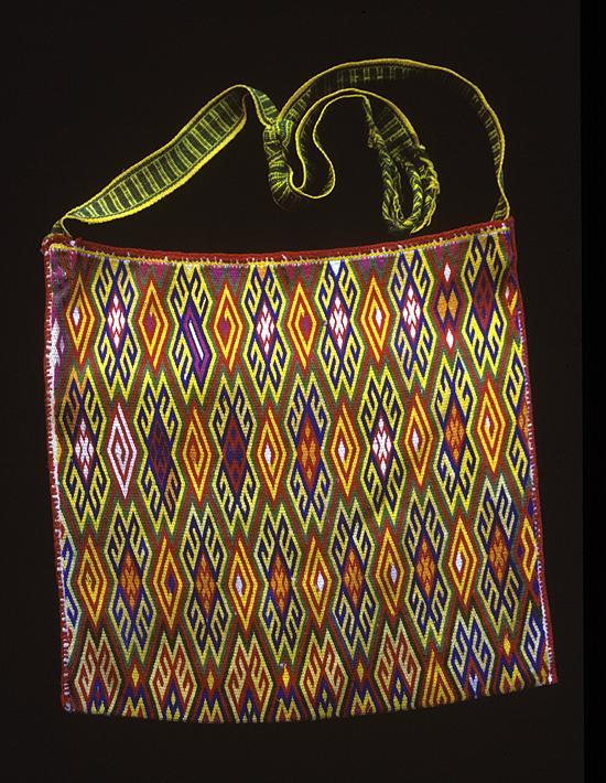 Embroidered shoulder bag - Photograph ©Yvonne Negrín 2003 - 2018