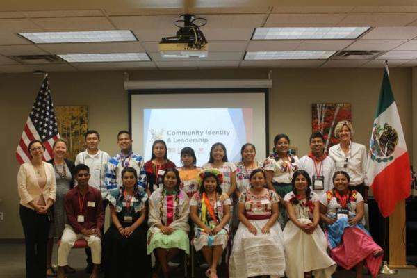 Isaías Navarrete Chino con alumnos de pueblo originarios de Norteamérica, 2019