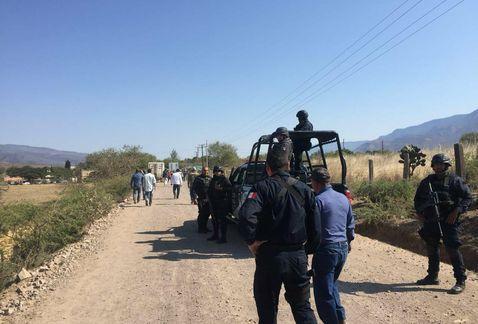 Nayarit State Police who were sent to accompany court officials said it was impossible to enforce the law. (Agustin del Castillo)