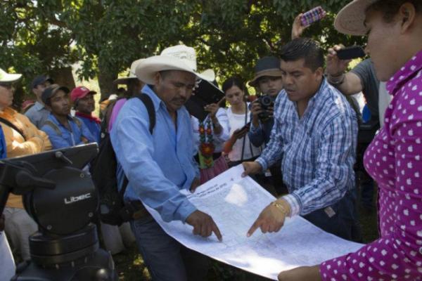 Miguel Vázquez Torres, left, goes over a map of the territory to be restituted on Sept. 22, 2016, with Wixárika attorney Santos de la Cruz Carrillo. Photo: Abraham Pérez.