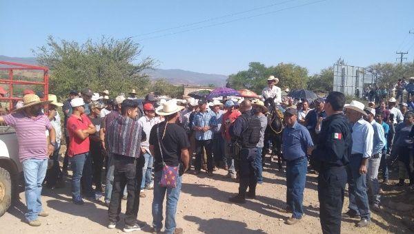 This is the third time ranchers from Huajimic stop the lawyers from the Wixarika community from recovering the land. April 12, Huajimic, Nayarit. | Photo: Twitter @CNI_Mexico