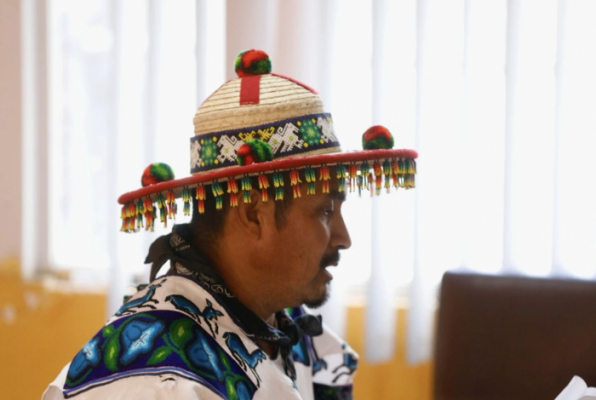 Maurilio Ramírez Aguilar, coordinador general del del Consejo Regional Wixárika por la Defensa de Wirikuta durante la conferencia de prensa a la que convocaron ayer en el Centro Prodh. Foto Germán Canseco