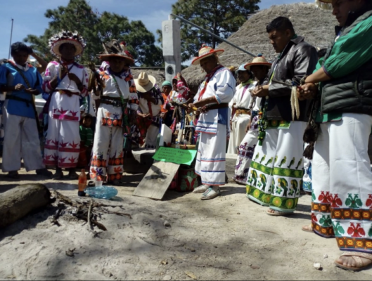 Integrantes del pueblo wixárica de San Sebastián Teponahuaxtlán, entre los municipios de Mezquitic y Bolaños, Jalisco, durante una asamblea comunitaria en 2020.Foto Juan Carlos G. Partida