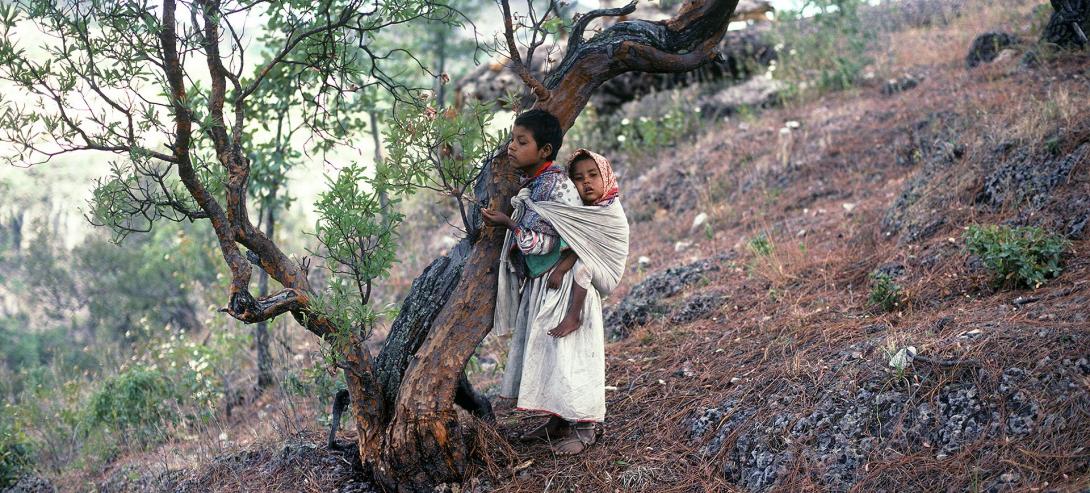 Una niña cuida a su hermanito - Fotografía © Juan Negrín 1980