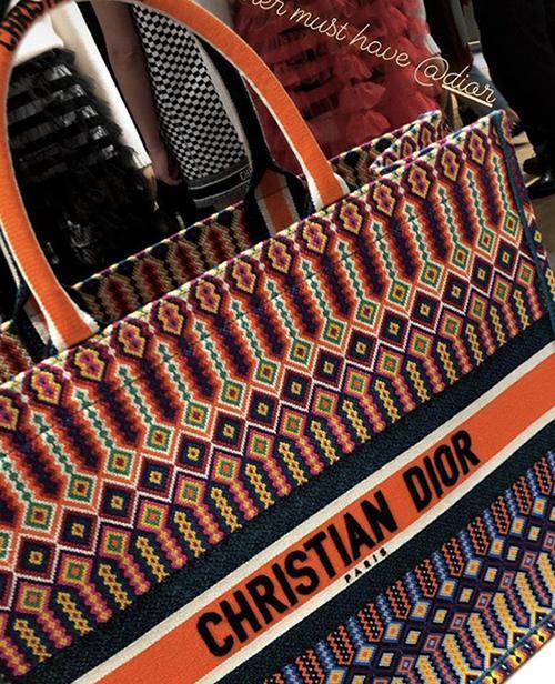 Christian Dior lanza productos inspirados en los huicholes y en redes comienza a perder la marca