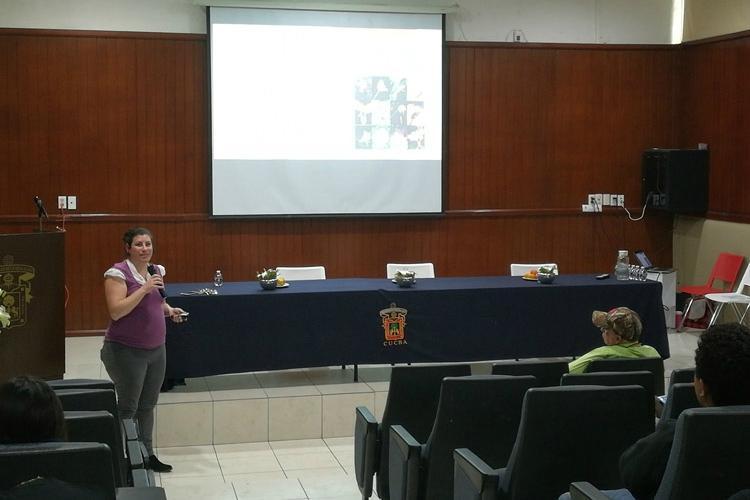 Investigación. La académica evidencia el daño sufrido en la zona. (Foto: Violeta Meléndez)