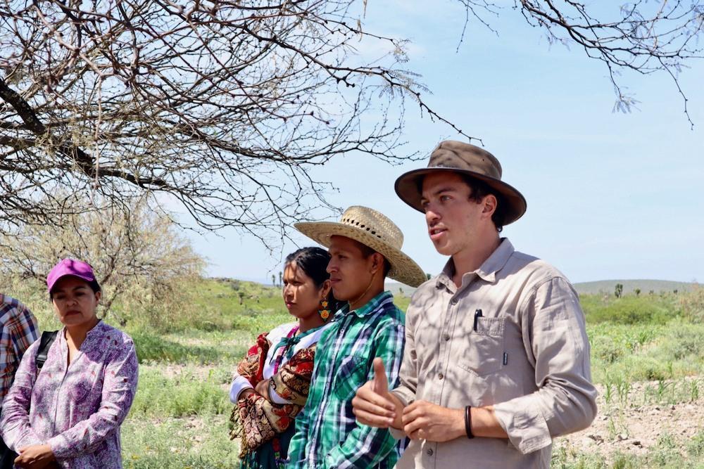 Gerardo Ruiz Smith speaking to those who attended the training in Wirikuta.