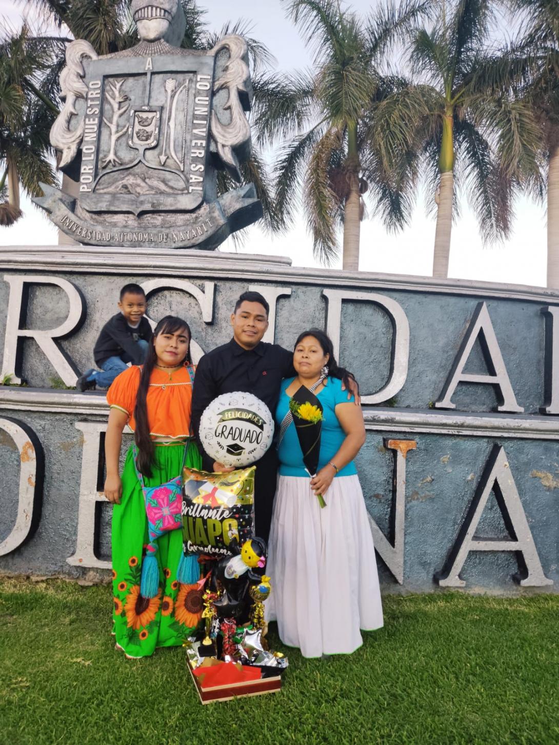 Mario de la Cruz con su familia durante su graduación. Foto cortesía de Mario De la Cruz, 2023.